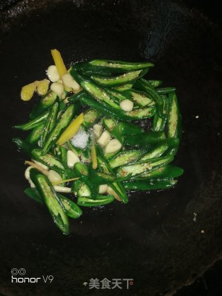 青椒卤肥肠的做法步骤：3