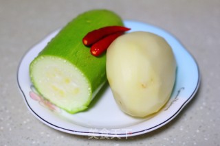 土豆炒西葫芦的做法步骤：1
