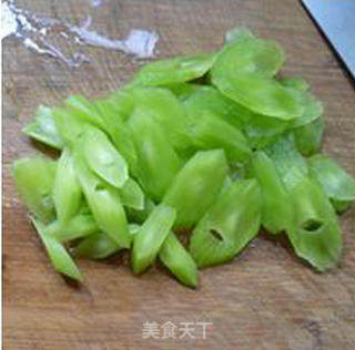 麻辣香肠莴笋炒莲藕的做法步骤：4