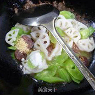 麻辣香肠莴笋炒莲藕的做法步骤：11