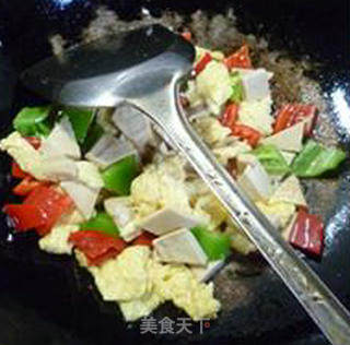 青红椒虾米干炒鸡蛋的做法步骤：11