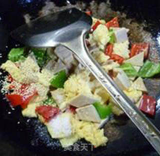 青红椒虾米干炒鸡蛋的做法步骤：12