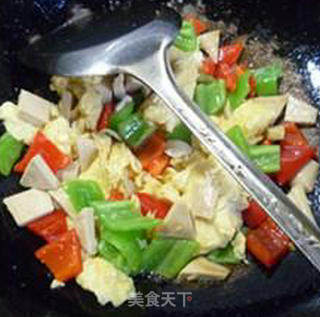 青红椒虾米干炒鸡蛋的做法步骤：13