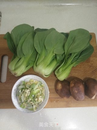 香菇炒上海青的做法步骤：1