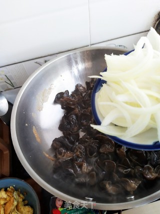 鸡蛋炒木耳的做法步骤：5