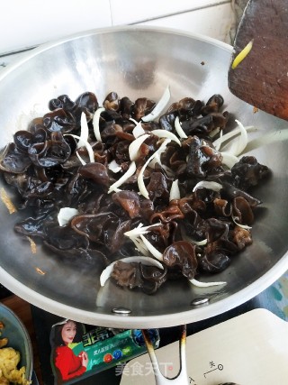 鸡蛋炒木耳的做法步骤：6