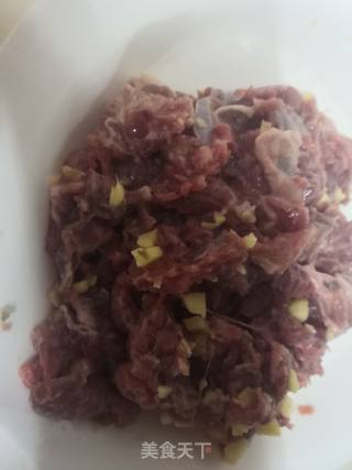 芹菜炒牛肉的做法步骤：1