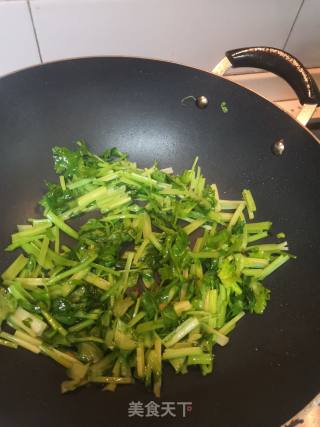 芹菜炒牛肉的做法步骤：4