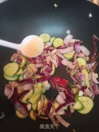 黄瓜牛肉炒洋葱的做法步骤：4