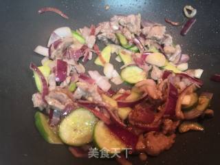 黄瓜牛肉炒洋葱的做法步骤：5