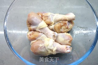 蜜汁香烤鸡腿的做法步骤：1