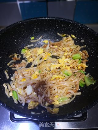 肉丝蛋炒粉的做法步骤：7