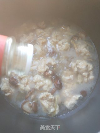 滑肉香菇汤的做法步骤：7