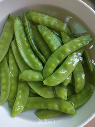 小炒荷兰豆的做法步骤：1