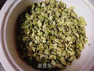 又是一年榆钱绿:玉米面蒸榆钱的做法步骤：5