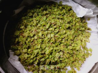 又是一年榆钱绿:玉米面蒸榆钱的做法步骤：7