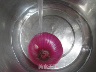 牛肉炒洋葱的做法步骤：2