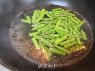 鸡蛋炒芦笋的做法步骤：1