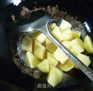 大闸蟹炒土豆的做法步骤：7