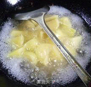 大闸蟹炒土豆的做法步骤：8