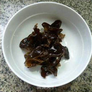 黑木耳烤鸭炒圆白菜的做法步骤：3