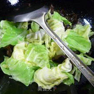 黑木耳烤鸭炒圆白菜的做法步骤：6