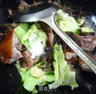 黑木耳烤鸭炒圆白菜的做法步骤：8