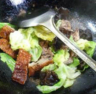 黑木耳烤鸭炒圆白菜的做法步骤：9