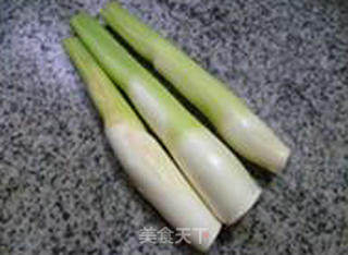 千张卷烧茭白的做法步骤：1