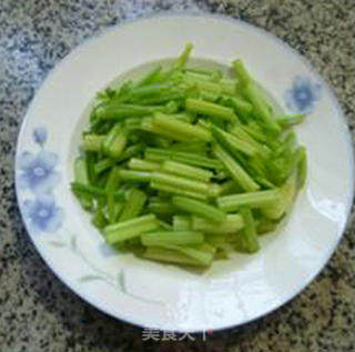 芹菜炒无头鲜虾的做法步骤：1