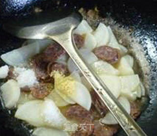 麻辣香肠炒萝卜的做法步骤：11