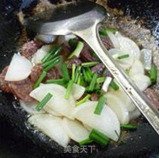 麻辣香肠炒萝卜的做法步骤：12