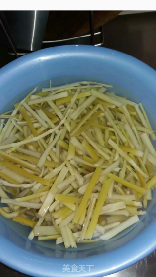 竹笋炒肉的做法步骤：1