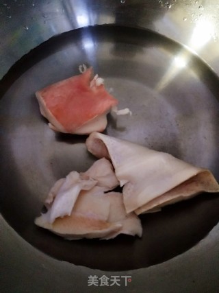黄豆芽煮肉皮的做法步骤：1