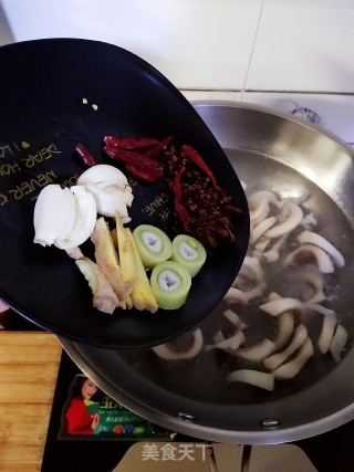 黄豆芽煮肉皮的做法步骤：6
