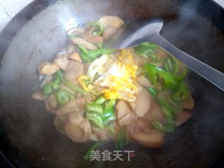 杏鲍菇尖椒炒鸡蛋的做法步骤：11