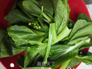 胡萝卜炒菜心的做法步骤：1