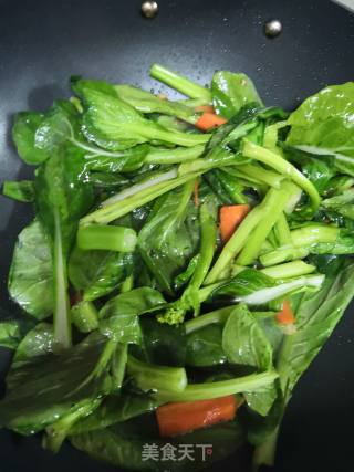 胡萝卜炒菜心的做法步骤：4