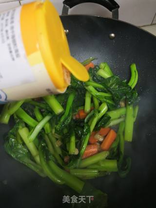 胡萝卜炒菜心的做法步骤：5