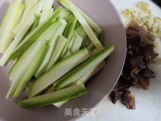 西葫芦炒腊肉的做法步骤：1
