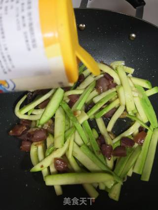 西葫芦炒腊肉的做法步骤：4