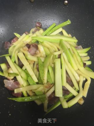 西葫芦炒腊肉的做法步骤：5