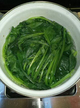 菠菜拌木耳的做法步骤：1
