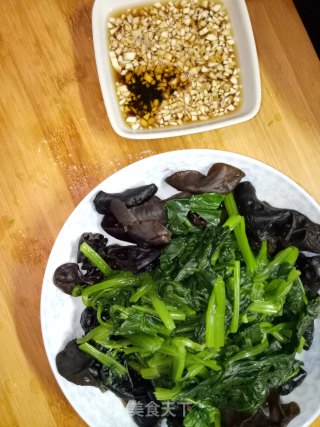 菠菜拌木耳的做法步骤：3