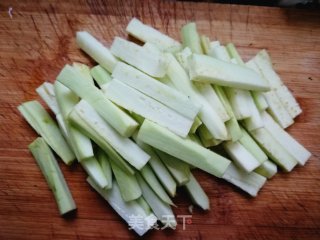 青红椒炒茄条的做法步骤：2