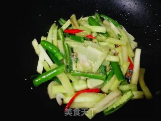 青红椒炒茄条的做法步骤：6