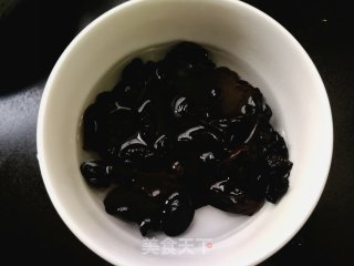 枸杞木耳炒荷兰豆的做法步骤：2