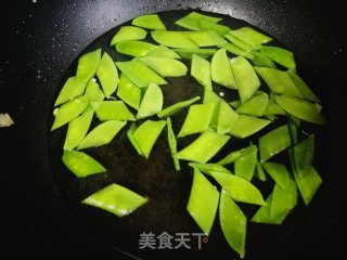 枸杞木耳炒荷兰豆的做法步骤：3