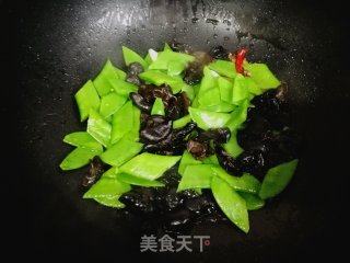 枸杞木耳炒荷兰豆的做法步骤：5