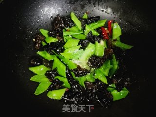 枸杞木耳炒荷兰豆的做法步骤：6